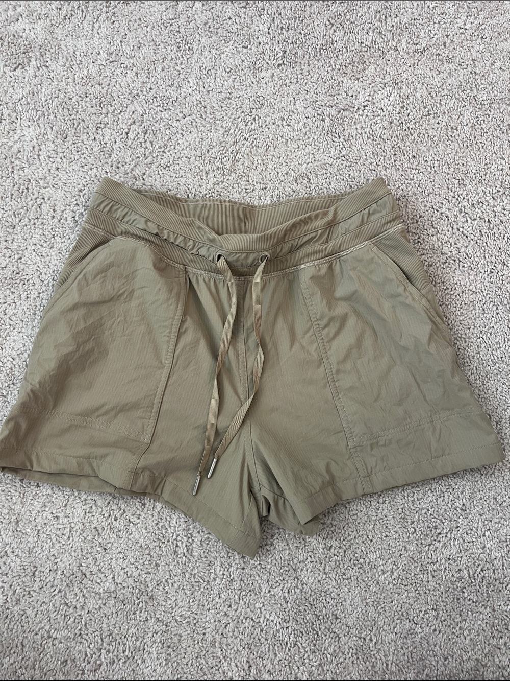 Lululemon tan shorts size 6 brown beige